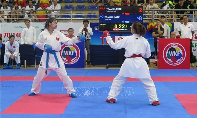 Trong ảnh: Các vận động viên thi đấu nội dung chung kết Kumite đồng đội nữ. Ảnh: Xuân Triệu – TTXVN                       