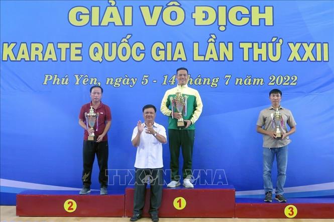 Trong ảnh: Ban tổ chức giải trao cho các đoàn có thành tích cao ở lứa tuổi 10-11. Ảnh: Xuân Triệu – TTXVN                          