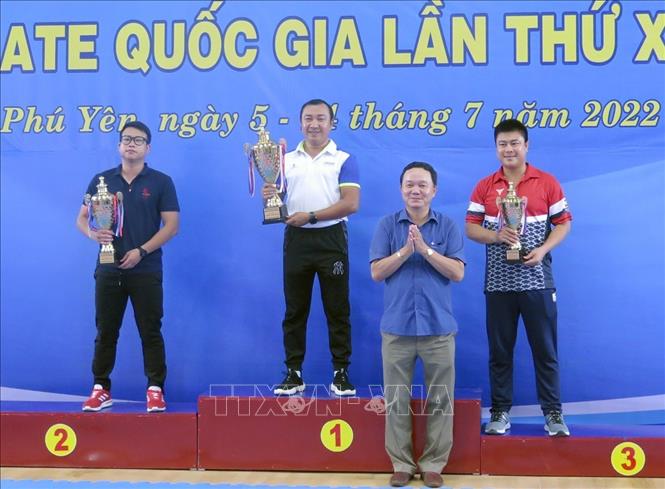 Trong ảnh: Ban tổ chức giải trao cho các đoàn có thành tích cao ở lứa tuổi 12-14. Ảnh: Xuân Triệu – TTXVN                 