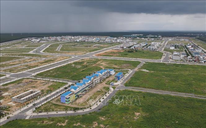 Trong ảnh: Công trình xã hội Khu tái định cư Lộc An - Bình Sơn sắp hoàn thành, nhưng nhà thầu không tiếp tục thi công. Ảnh: Công Phong - TTXVN