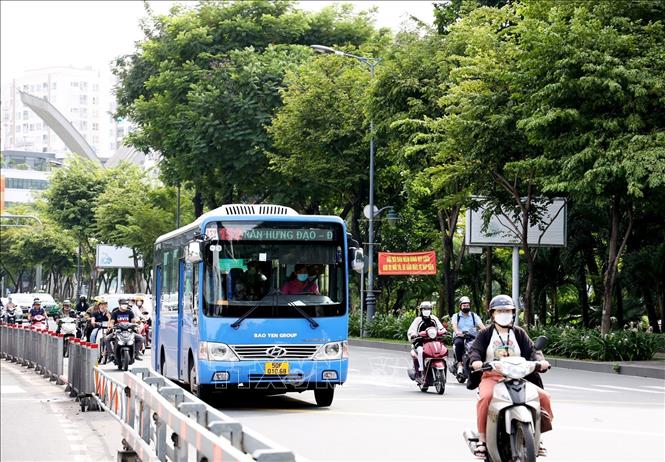 Xe buýt số 152 đi qua công viên Hoàng Văn Thụ, quận Tân Bình (TP.HCM). Ảnh: Hồng Đạt - TTXVN
