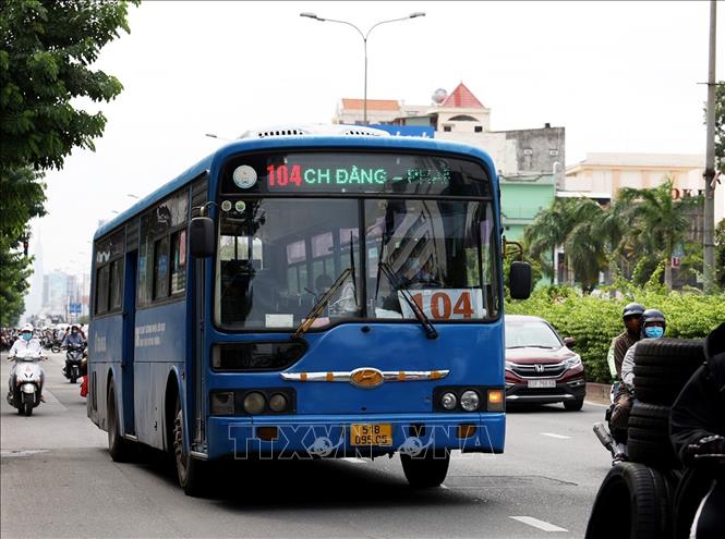 Xe buýt số 104 trên đường Cộng Hòa, quận Tân Bình. Ảnh: Hồng Đạt - TTXVN
