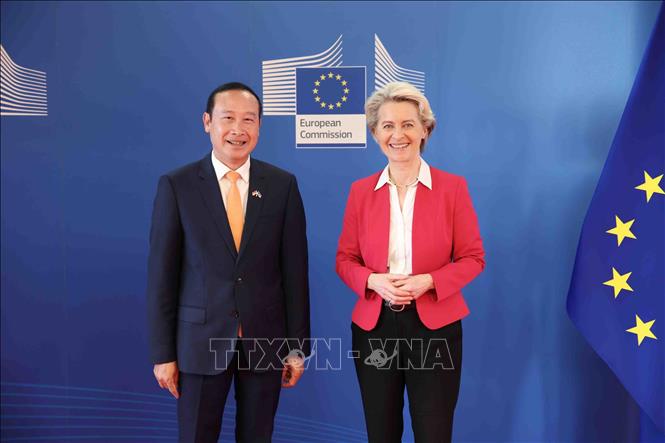 Đại sứ Nguyễn Văn Thảo và Chủ tịch EC, Ursula von der Leyen. Ảnh: TTXVN phát