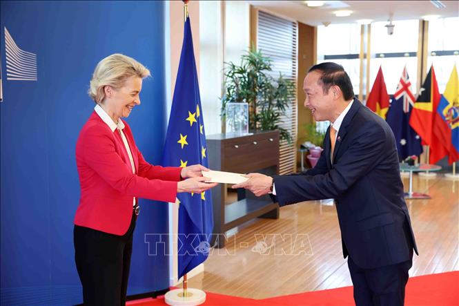 Đại sứ Nguyễn Văn Thảo,trình Thư ủy nhiệm lên Chủ tịch EC, Ursula von der Leyen. Ảnh: TTXVN phát