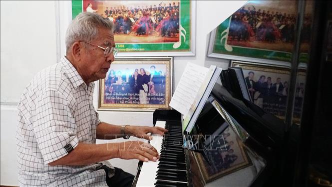 Trong ảnh: Ông Duangmixay Likaya thể hiện tác phẩm bản giao hưởng Hồng Hà - Mekong. Ảnh: Phạm Kiên - Phóng viên TTXVN tại Lào
