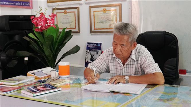 Trong ảnh: Ông Duangmixay Likaya vẫn miệt mài sáng tác. Ảnh: Bá Thành - Phóng viên TTXVN tại Lào
