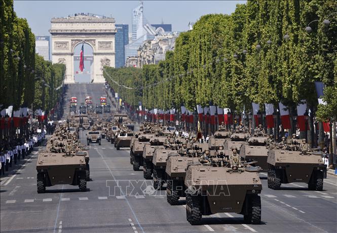 Trong ảnh: Đoàn xe quân sự tham gia lễ diễu binh mừng Quốc khánh Pháp tại thủ đô Paris, ngày 14/7/2022. Ảnh: AFP/TTXVN