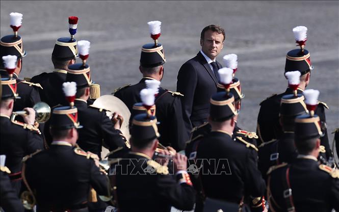 Trong ảnh: Tổng thống Pháp Emmanuel Macron (giữa) dự lễ diễu binh nhân ngày Quốc khánh tại thủ đô Paris, ngày 14/7/2022. Ảnh: THX/TTXVN