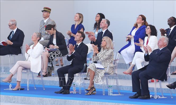 Trong ảnh: Tổng thống Pháp Emmanuel Macron (thứ 2, trái, hàng trước) cùng các quan chức theo dõi đội hình máy bay của không lực nước này bay trình diễn nhân ngày Quốc khánh, tại thủ đô Paris, ngày 14/7/2022. Ảnh: THX/TTXVN