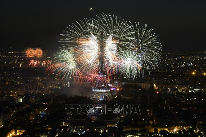 Trong ảnh: Màn pháo hoa rực rỡ kỷ niệm ngày Quốc khánh Pháp tại thủ đô Paris, ngày 14/7/2022. Ảnh: AFP/TTXVN