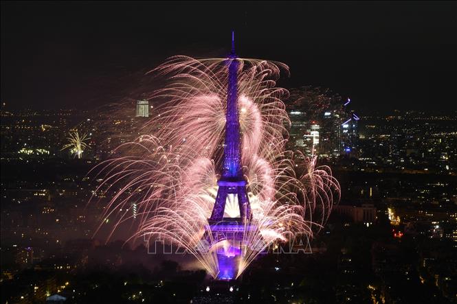 Trong ảnh: Màn pháo hoa rực rỡ kỷ niệm ngày Quốc khánh Pháp tại thủ đô Paris, ngày 14/7/2022. Ảnh: AFP/TTXVN