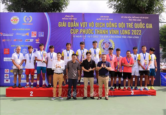 Ban tổ chức trao giải Nhất, Nhì, Ba cho các vận động viên ở nội dung đồng đội nam U18. Ảnh: Phạm Minh Tuấn - TTXVN