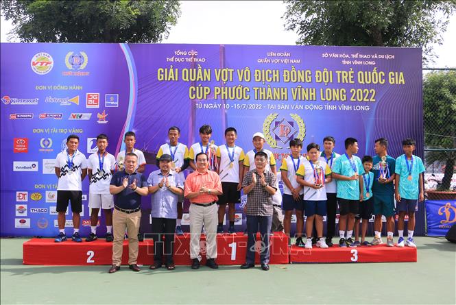 Ban tổ chức trao giải Nhất, Nhì, Ba cho các vận động viên ở nội dung đồng đội nam U14. Ảnh: Phạm Minh Tuấn - TTXVN