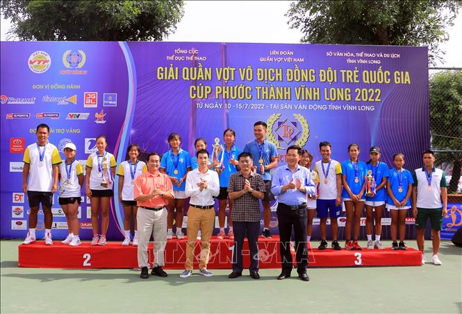 Ban tổ chức trao giải Nhất, Nhì, Ba cho các vận động viên ở nội dung đồng đội nữ U14. Ảnh: Phạm Minh Tuấn - TTXVN