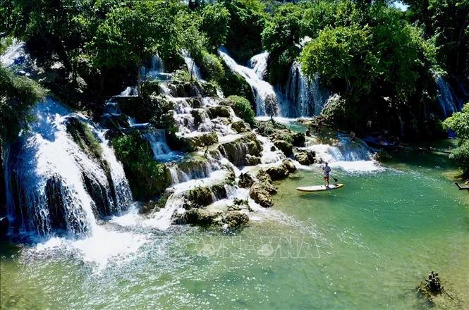 Dòng thác Bản Sầm trong xanh, mát  rượi, thu hút nhiều người tới vãn cảnh trong những ngày hè. Ảnh: TTXVN phát