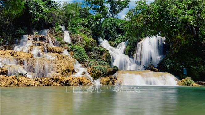 Dòng thác Bản Sầm trong xanh, mát  rượi, thu hút nhiều người tới vãn cảnh trong những ngày hè.
Ảnh: TTXVN phát