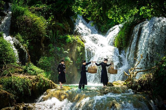 Dòng thác Bản Sầm trong xanh, mát  rượi, thu hút nhiều người tới vãn cảnh trong những ngày hè.
Ảnh: TTXVN phát