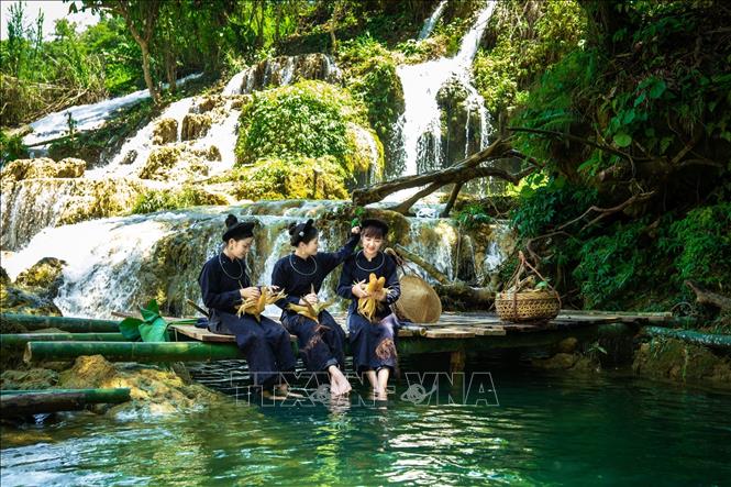 Dòng thác Bản Sầm trong xanh, mát  rượi, thu hút nhiều người tới vãn cảnh trong những ngày hè.
Ảnh: TTXVN phát