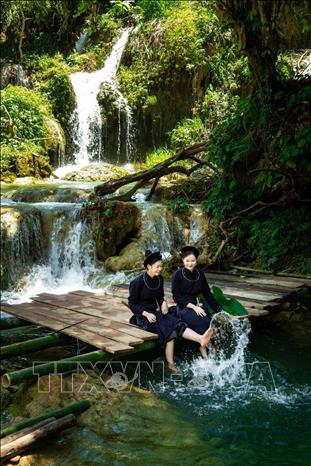 Dòng thác Bản Sầm trong xanh, mát  rượi, thu hút nhiều người tới vãn cảnh trong những ngày hè.
Ảnh: TTXVN phát