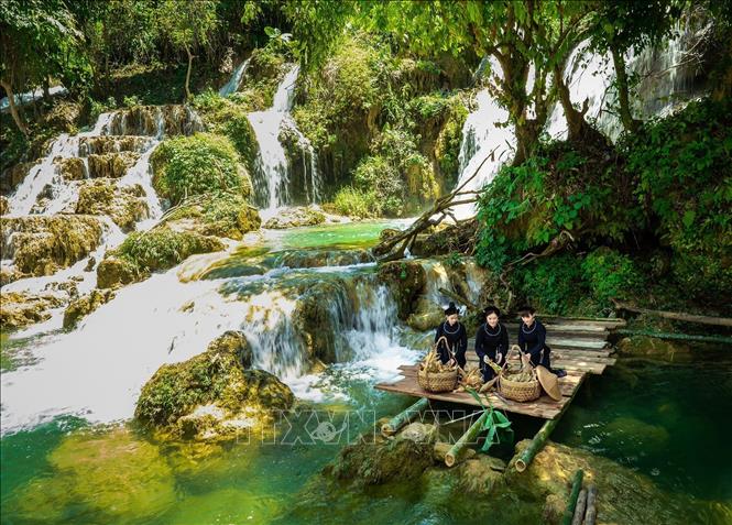 Dòng thác Bản Sầm trong xanh, mát  rượi, thu hút nhiều người tới vãn cảnh trong những ngày hè.
Ảnh: TTXVN phát