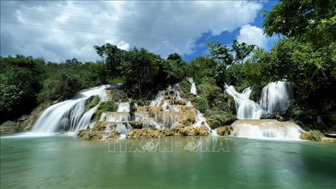 Dòng thác Bản Sầm trong xanh, mát  rượi, thu hút nhiều người tới vãn cảnh trong những ngày hè.
Ảnh: TTXVN phát