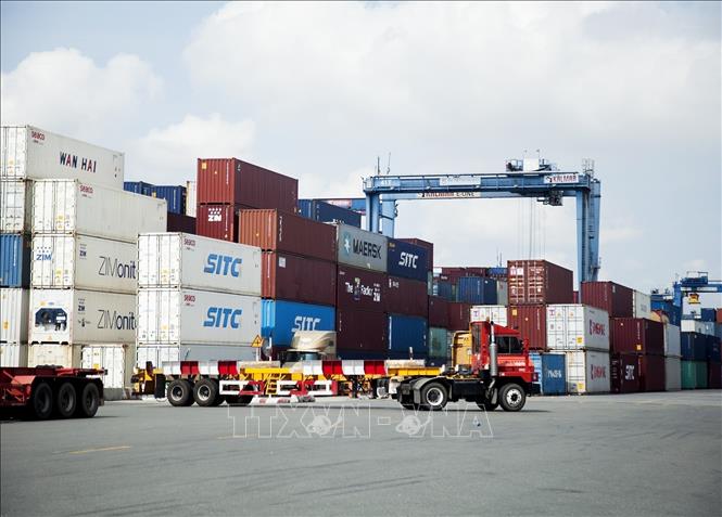 Trong ảnh: Bốc dỡ container tại Cảng Cát Lái (TP Hồ Chí Minh).
Ảnh: Hồng Đạt - TTXVN
