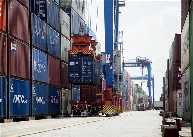 Trong ảnh: Bốc dỡ container tại Cảng Cát Lái (TP Hồ Chí Minh).
Ảnh: Hồng Đạt - TTXVN
