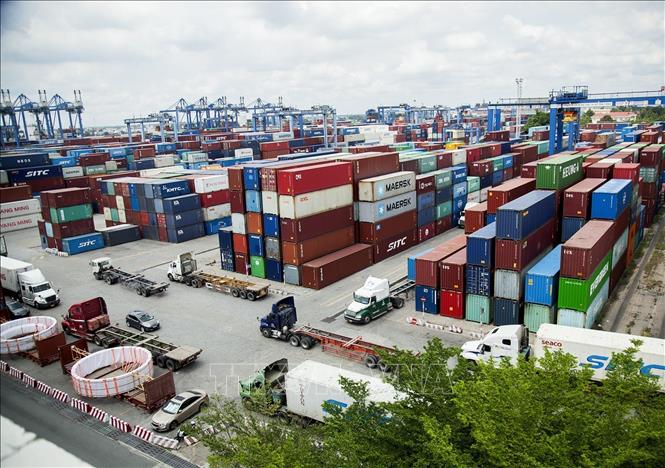 Trong ảnh: Tân Cảng Sài Gòn-cảng hiện đại và lớn nhất Việt Nam với thị phần container xuất nhập khẩu chiếm trên 90% khu vực phía Nam và hơn 60% thị phần cả nước.
Ảnh: Hồng Đạt - TTXVN
