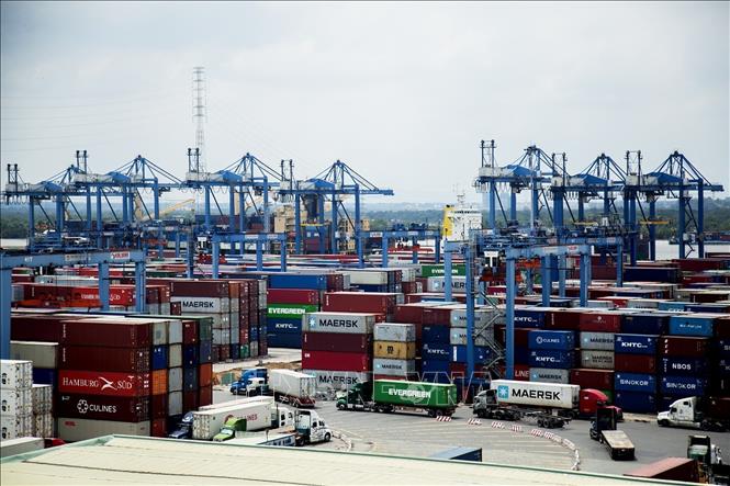 Trong ảnh: Tân Cảng Sài Gòn-cảng hiện đại và lớn nhất Việt Nam với thị phần container xuất nhập khẩu chiếm trên 90% khu vực phía Nam và hơn 60% thị phần cả nước.
Ảnh: Hồng Đạt - TTXVN
