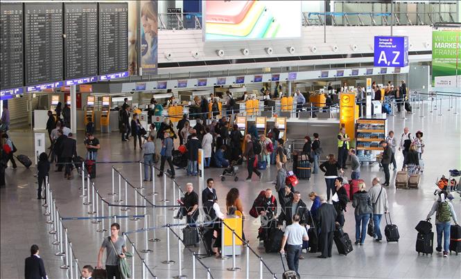 Trong ảnh (tư liệu): Hành khách tại sân bay ở Frankfurt am Main, miền tây nước Đức. Ảnh: AFP/ TTXVN