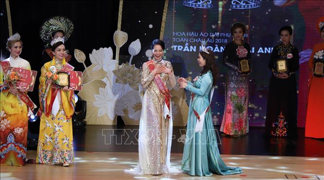 Niềm vui của thí sinh Nguyễn Thị Hồng Ngọc khi được xướng tên tân Hoa hậu Áo dài phu nhân (lứa tuổi 35-50). Ảnh: Mạnh Hùng - PV TTXVN tại Đức