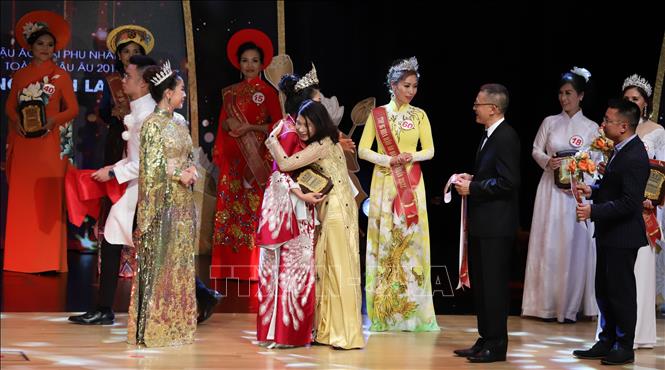Đại sứ Vũ Quang Minh và Phu nhân (bên phải) trao giải và chúc mừng tân Hoa hậu Áo dài phu nhân Nguyễn Thị Kim Thoa (lứa tuổi trên 50). Ảnh: Mạnh Hùng - PV TTXVN tại Đức