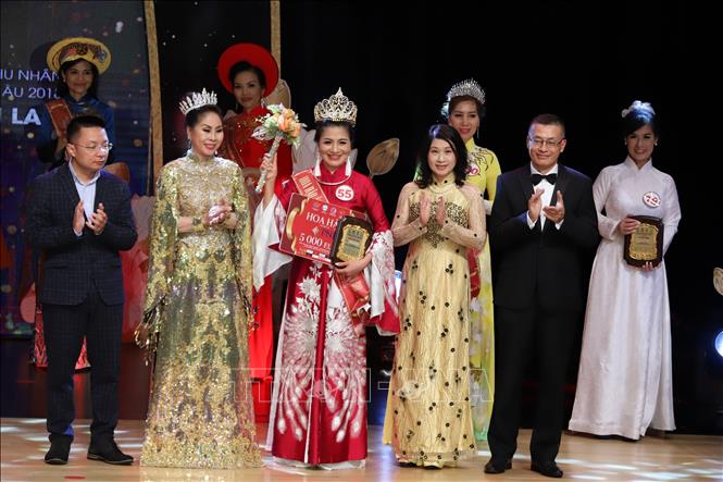 Đại sứ Vũ Quang Minh và Phu nhân (bên phải) trao giải và chúc mừng tân Hoa hậu Áo dài phu nhân Nguyễn Thị Kim Thoa (lứa tuổi trên 50). Ảnh: Mạnh Hùng - PV TTXVN tại Đức