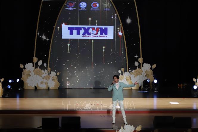 Ca sĩ Đan Trường biểu diễn tại đêm chung kết Hoa hậu Áo dài phu nhân toàn châu Âu năm 2022. Ảnh: Mạnh Hùng - PV TTXVN tại Đức