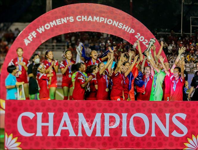 Trong ảnh: Niềm vui đăng quang ngôi vô địch giải bóng đá nữ Đông Nam Á (AFFCup nữ) 2022 của các nữ tuyển thủ Philippines tại Manila, ngày 17/7/2022. Ảnh: THX/TTXVN