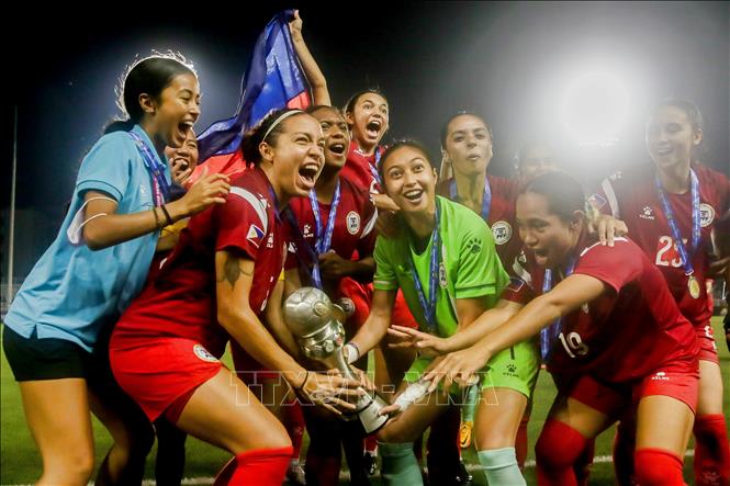 Trong ảnh: Niềm vui đăng quang ngôi vô địch giải bóng đá nữ Đông Nam Á (AFF Cup nữ) 2022 của các nữ tuyển thủ Philippines tại Manila, ngày 17/7/2022. Ảnh: THX/TTXVN 