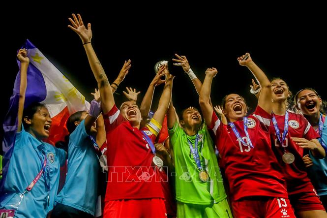 Trong ảnh: Niềm vui đăng quang ngôi vô địch giải bóng đá nữ Đông Nam Á (AFFCup nữ) 2022 của các nữ tuyển thủ Philippines tại Manila, ngày 17/7/2022. Ảnh: THX/TTXVN