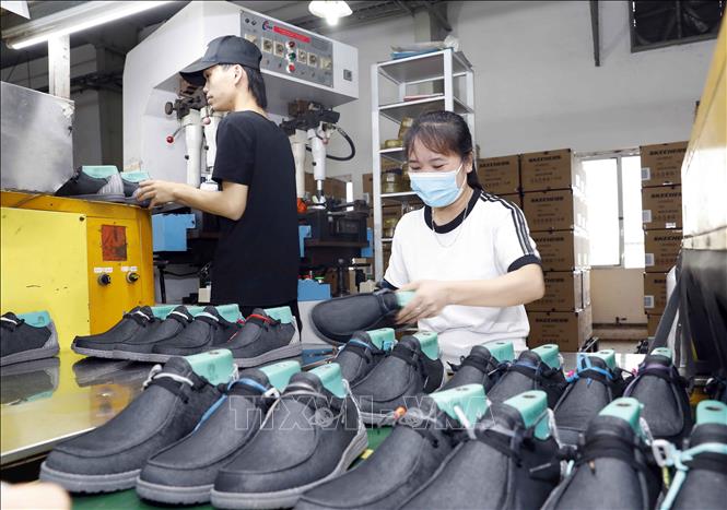 Công đoạn hoàn thiện sản phẩm tại Công ty giầy Hồng An. Ảnh: Trần Việt - TTXVN