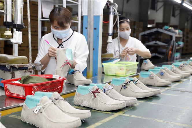 Dây chuyền hoàn thiện mũ giầy tại Công ty giầy Hồng An. Ảnh: Trần Việt - TTXVN