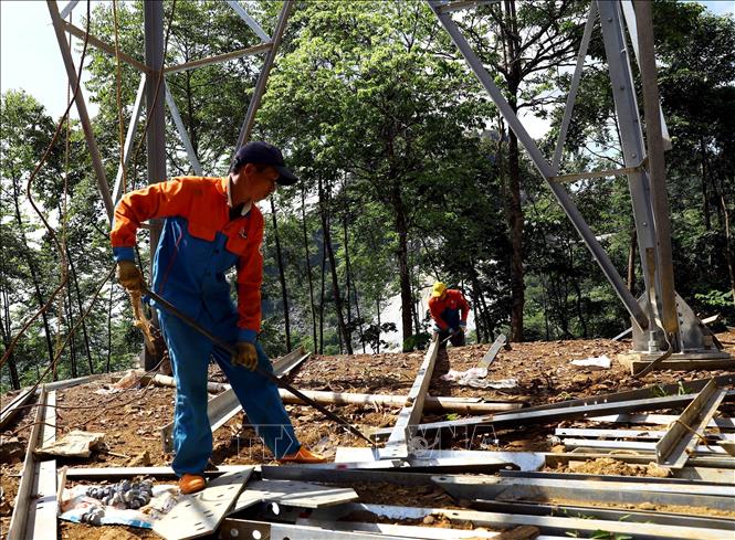 Công ty Sông Đà 11 tranh thủ có mặt bằng để thi công các vị trí cột số 25 trên địa bàn huyện Lục Yên (Yên Bái). Ảnh: Huy Hùng - TTXVN