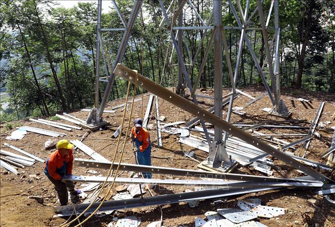 Công ty cổ phần Sông Đà 11 phụ trách thi công toàn bộ 117 vị trí móng cột, hiện tại đơn vị đã hoàn thành trên 80% khối lượng. Ảnh: Huy Hùng - TTXVN