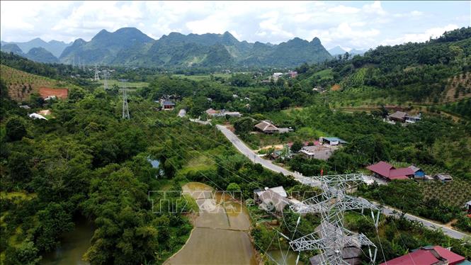 Trên địa bàn huyện Bắc Quang (Hà Giang) 20/30 khoảng néo đã giải tỏa xong hành lang tuyến, hiện còn 10 khoảng néo vẫn đang vướng mắc do 28 hộ dân chưa đồng thuận để nhận tiền đền bù. Ảnh: Huy Hùng - TTXVN
