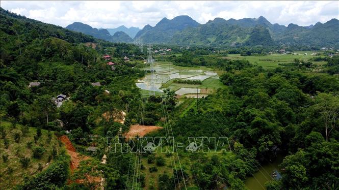 Các vị trí cột từ 58 đến 71 thuộc xã Đồng Yên, huyện Bắc Quang đã hoàn thành công tác kéo dây. Ảnh: Huy Hùng - TTXVN