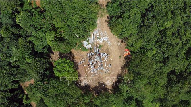 Lắp dựng vị trí cột số 25 trên địa bàn xã Yên Thắng, huyện Lục Yên (Yên Bái). Ảnh: Huy Hùng – TTXVN
