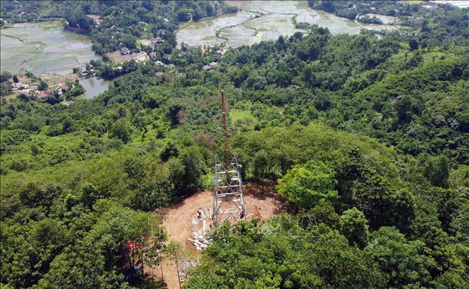 Lắp dựng vị trí cột số 25 trên địa bàn xã Yên Thắng, huyện Lục Yên (Yên Bái). Ảnh: Huy Hùng – TTXVN

