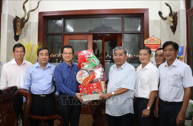 Trong ảnh: Bí thư Tỉnh ủy An Giang Lê Hồng Quang (thứ 3 từ trái sang) cùng Đoàn công tác của tỉnh thăm, tặng quà gia đình Thượng tướng Bùi Văn Huấn (nguyên Ủy viên Trung ương Đảng, nguyên Phó chủ nhiệm Tổng cục Chính trị Quân đội Nhân dân Việt Nam) ở phường Bình Khánh, thành phố Long Xuyên. Ảnh: Công Mạo-TTXVN
