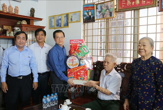 Trong ảnh: Bí thư Tỉnh ủy An Giang Lê Hồng Quang (thứ 3, từ trái sang) cùng Đoàn công tác của tỉnh thăm, tặng quà gia đình ông Võ Đại Nhân và bà Võ Thị Vân, ở phường Mỹ Xuyên, thành phố Long Xuyên. Ảnh: Công Mạo-TTXVN