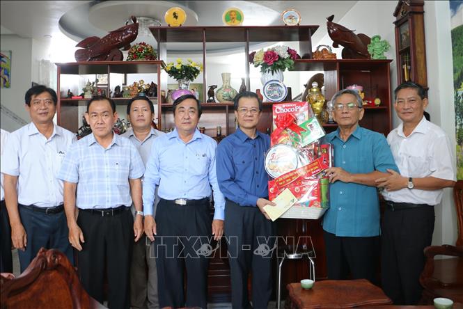 Trong ảnh: Bí thư Tỉnh ủy An Giang Lê Hồng Quang (thứ 5, từ trái sang)  cùng Đoàn công tác của tỉnh thăm, tặng quà gia đình ông Nguyễn Minh Khuyên, ở phường Mỹ Xuyên, thành phố Long Xuyên. Ảnh: Công Mạo-TTXVN