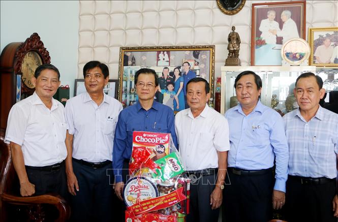 Trong ảnh: Bí thư Tỉnh ủy An Giang Lê Hồng Quang (thứ 3, từ trái sang) cùng Đoàn công tác của tỉnh thăm, tặng quà gia đình Thiếu tướng Lê Hoàng Phúc (nguyên Chỉ huy Trưởng Bộ Chỉ huy Quân sự tỉnh An Giang) ở phường Bình Khánh, thành phố Long Xuyên. Ảnh: Công Mạo-TTXVN