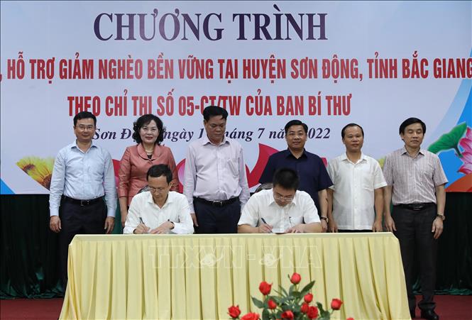 Trong ảnh: Lễ ký kết văn bản ghi nhớ giữa Đảng ủy khối các cơ quan Ngân hàng Trung ương và Huyện ủy Sơn Động. Ảnh: Danh Lam -TTXVN
